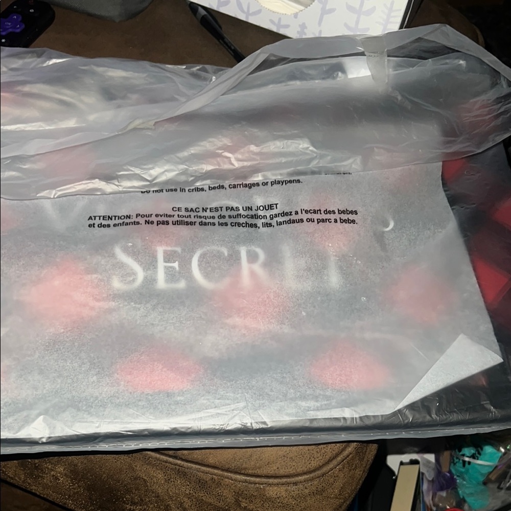 NWT Victoria's Secret Red and Black Buffalo Plaid Tote - Picture 7 of 7